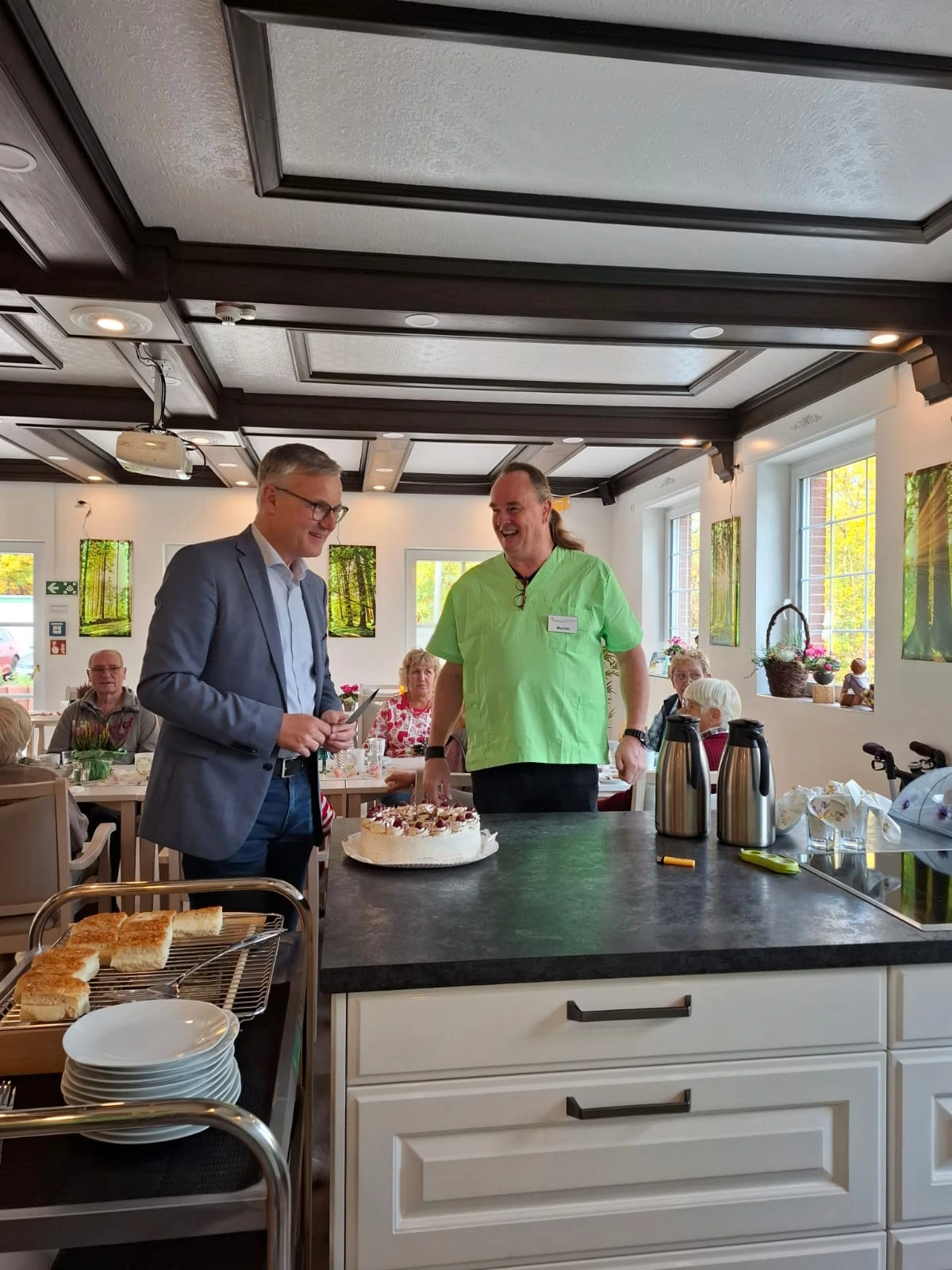 Kuchen anschneiden mit dem Bürgermeister