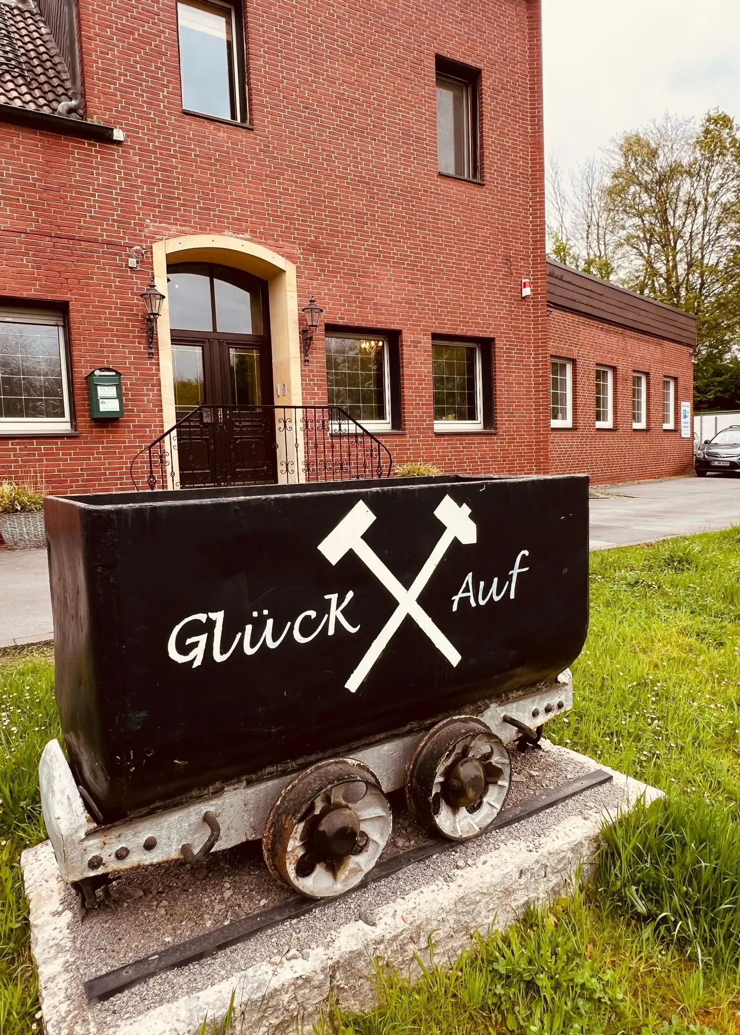 Wagon vor dem Eingang